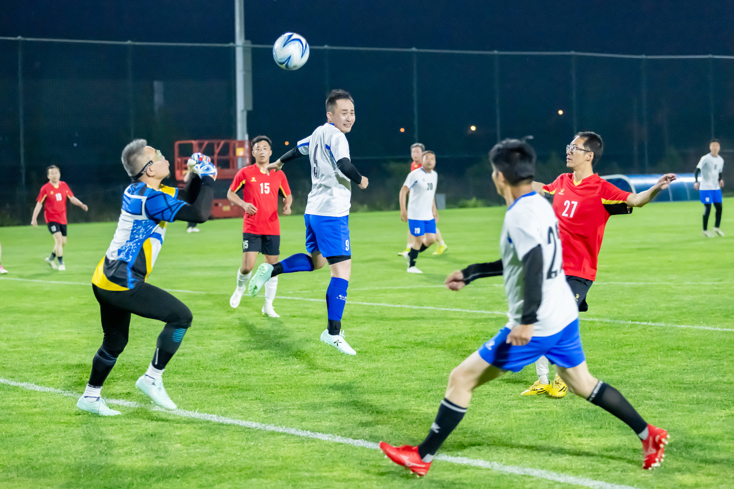 他由于腿部 他由于腿部